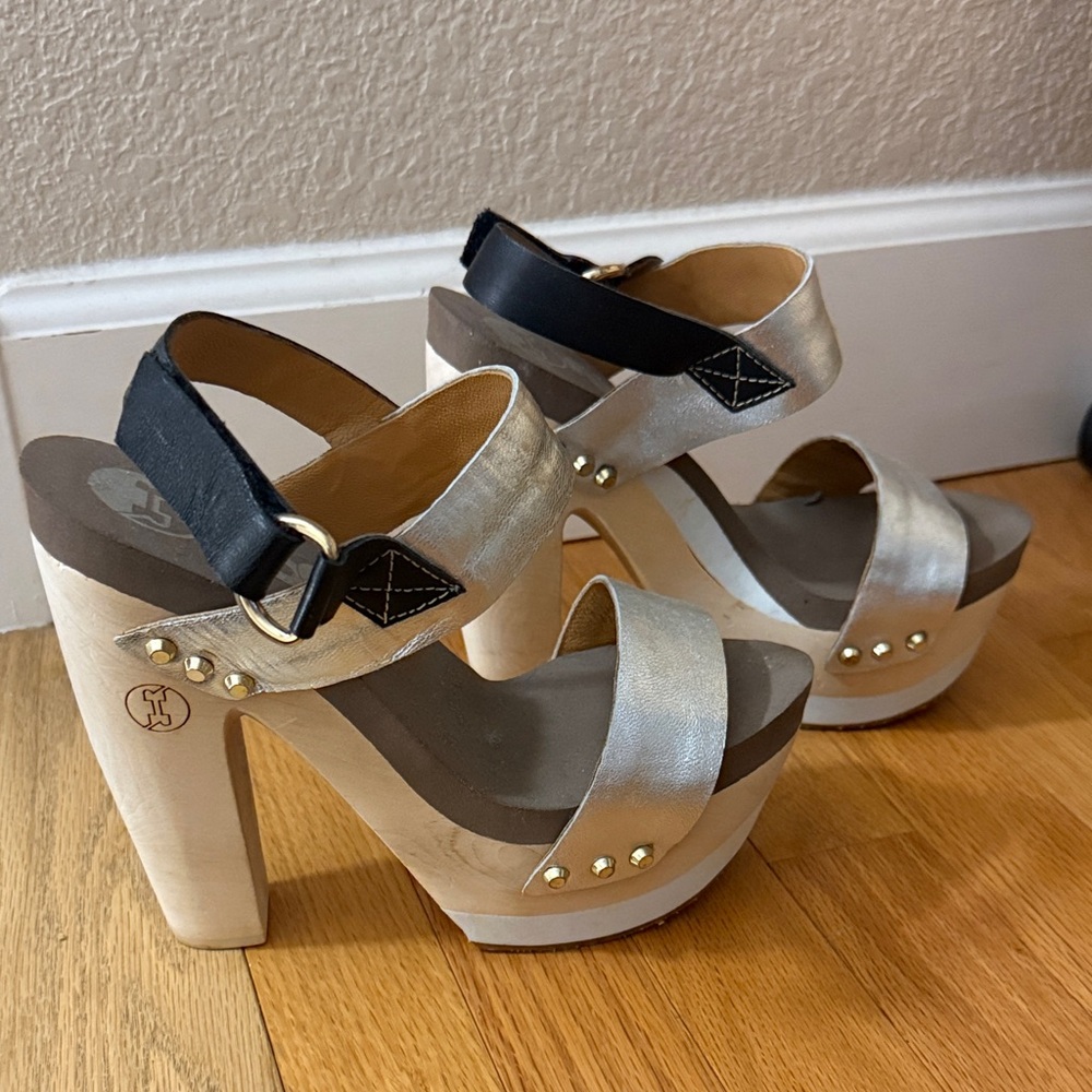 Elegant Women's Platform Sandals in Black and Cream